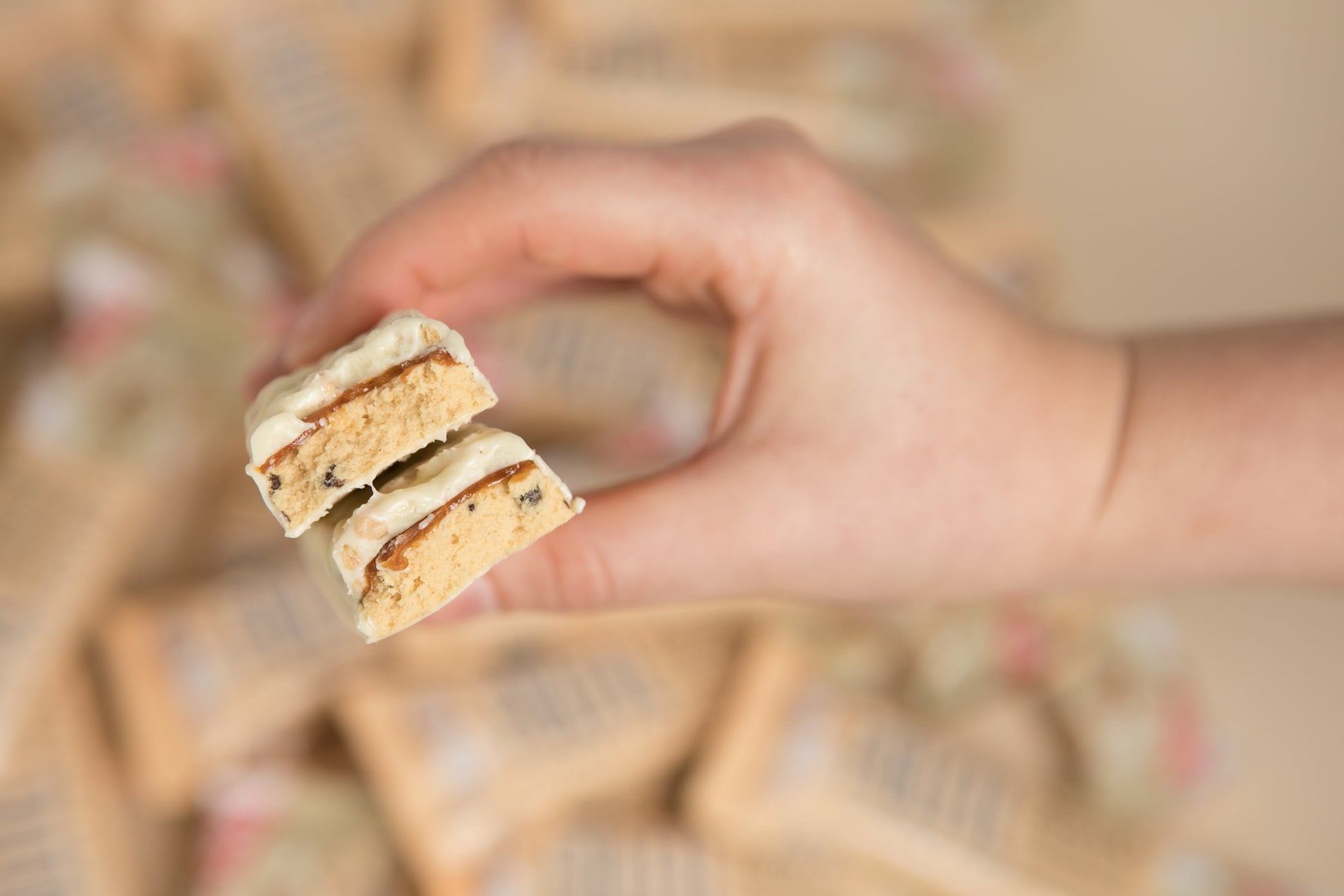 WHITE CHOCOLATE AND COOKIE DOUGH Candy & Chocolate fulfilnutrition-ie